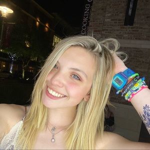 Meet your Posher, Adrianne